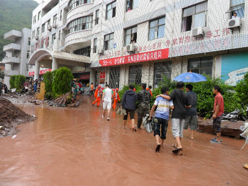 10日20时至11日7时,云南彝良地震灾区普降暴雨,局部大暴雨,灾区遭遇