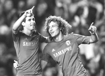 图片:9月19日,切尔西队球员奥斯卡(左)