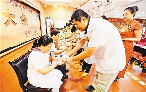9位名中医收徒弟 重庆市中医院举行 师带徒 拜
