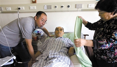 乒坛传奇庄则栋病情加重 日本妻子悉心照料