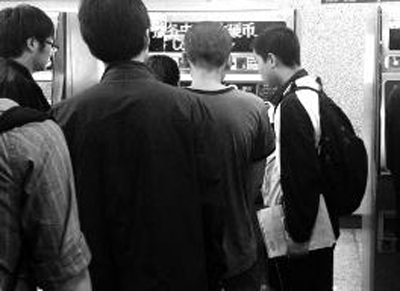 　　西安“地铁男孩”教乘客买票 网友“哈欠猫_歪歪”摄