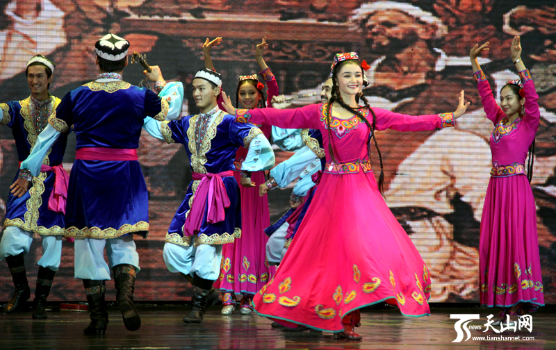 新疆艺术剧院演员正在表演传统的维吾尔族歌舞