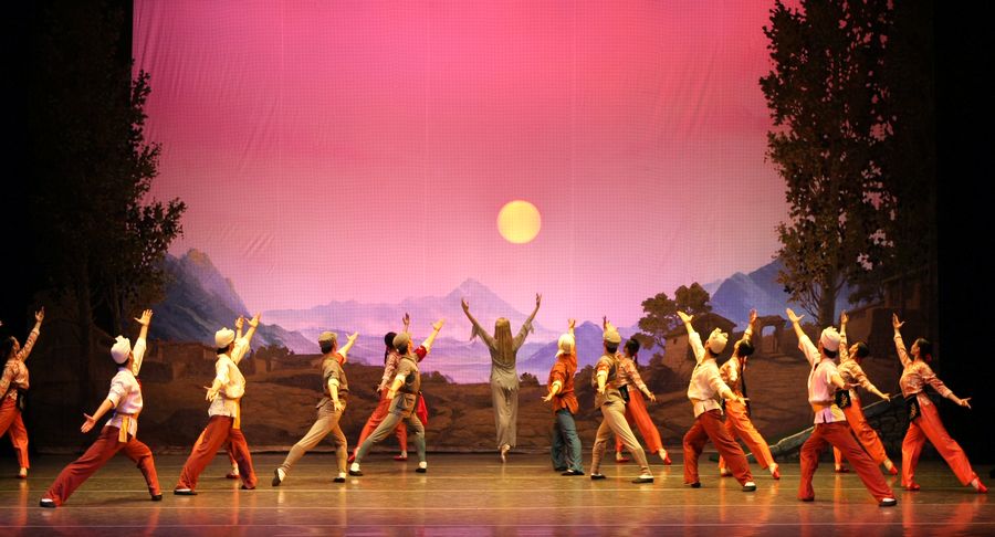 陕西上海文化周启幕 经典芭蕾舞剧《白毛女》