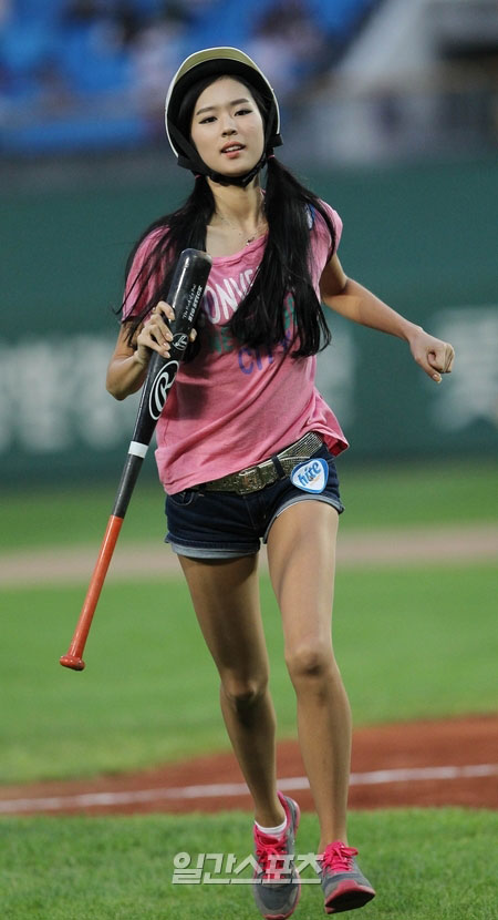 <em>棒球女孩</em>美腿仅有球棒粗细(组图)