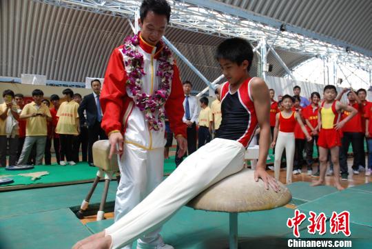 奥运冠军郭伟阳回母校 遭师妹堵截落荒而逃