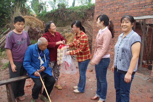 合川:贫困农妇热心肠 空巢老人去世帮忙穿寿衣