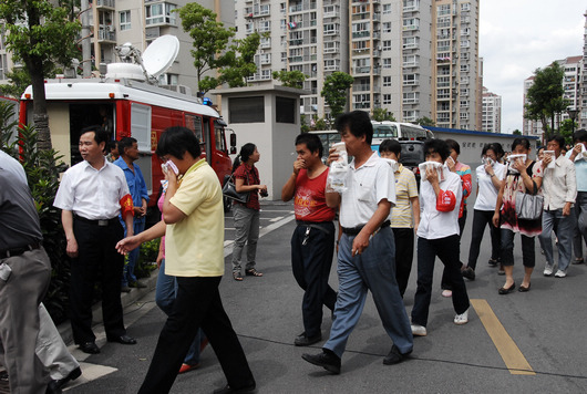 闵行区吴泾镇居民参与防空演练接受国防教育(图)