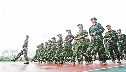 大学新生冒雨军训