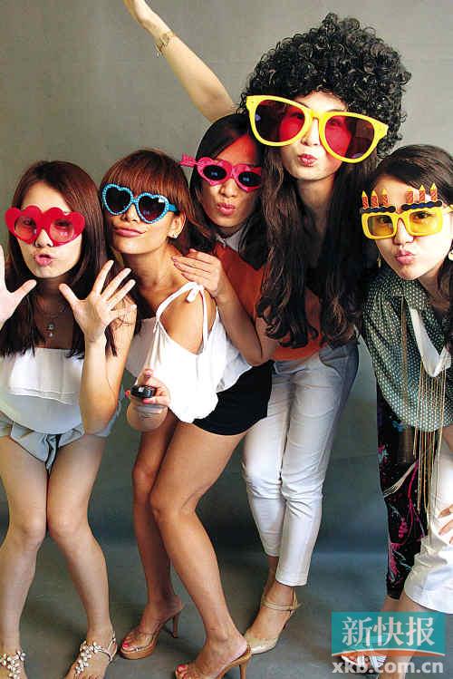 ■和闺蜜自拍婚纱照也是一种乐趣,试试吧!受访