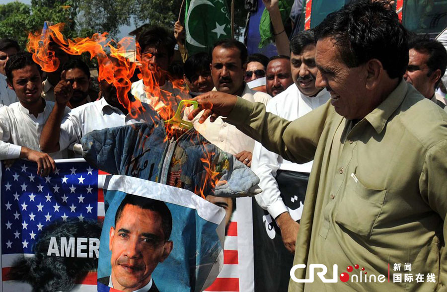 坦示威者焚烧奥巴马肖像抗议反伊斯兰教电影(