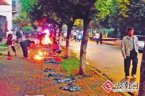 江边焚烧危害大 滇管局呼吁市民文明祭祀