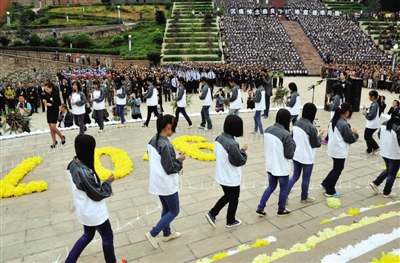 彝良全县默哀悼念地震遇难者