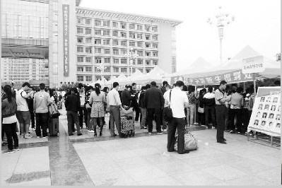 阜师院昨迎4663名新生(图)