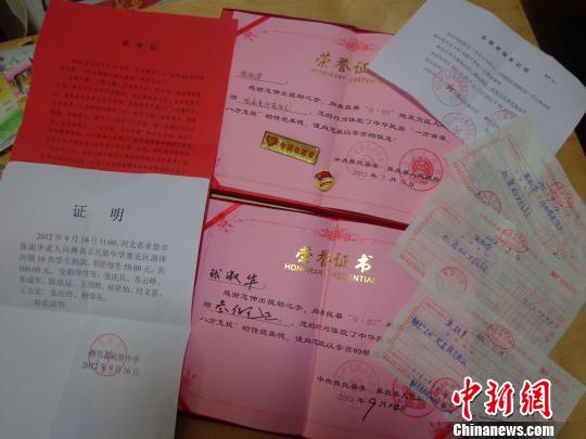 3、云南高中毕业证模板：能帮我把云南高中毕业证的图片给我吗？