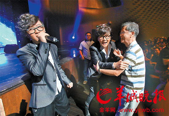 广州流行音乐领军人物廖百威(中),儿子廖廷君(左)和太平洋影音公司第