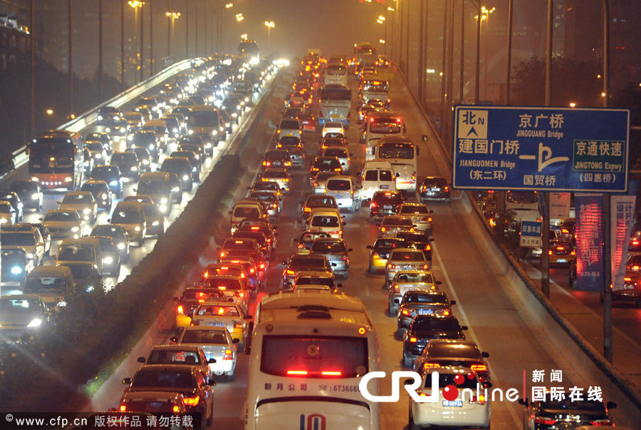 2012年9月24日,北京环路晚高峰交通拥堵,车行缓慢.