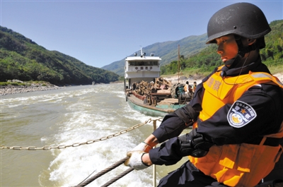 新闻  原标题:"护航湄公河让惨案阴影渐消" 执法船只在湄公河上巡航.