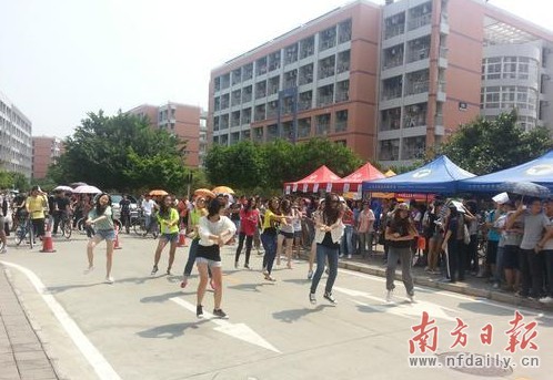 大学生社团纳新 现场跳"江南style"图片
