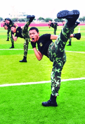 10月9日,辽宁海警一支队特勤队员正在进行匕首格斗术训练.