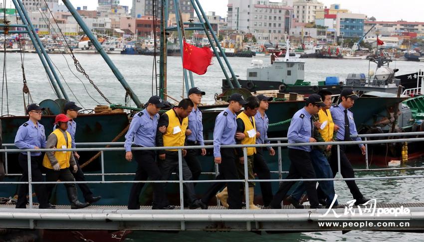高清:韩国海警扣留中国渔船逮捕多名渔民