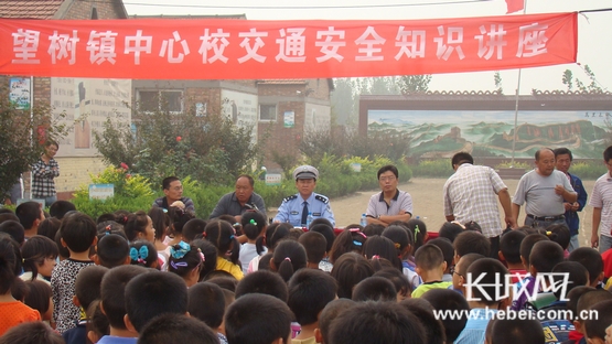 盐山交警版本给4000家长生和初中上交通安全课大队名学颖上图片