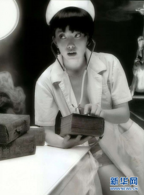 女星斗艳一直都是无所不用其极,爆乳,透视,开中门都不够新鲜,于是很多