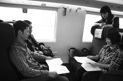 不同座位区别:商务座旅客有蛋壳罩着睡觉