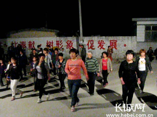 滦县:糯米庄村广场舞跳出健康幸福新节拍