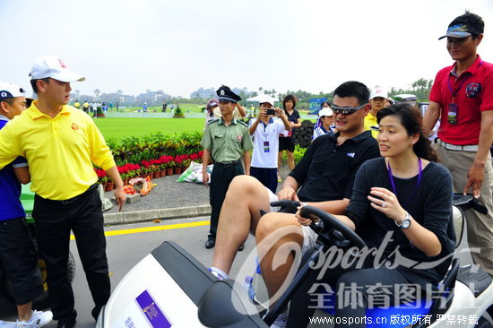 (图)高尔夫世界明星赛姚明、叶莉夫妻齐亮相