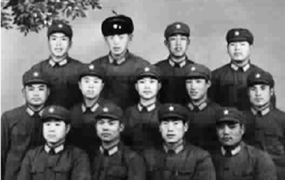 ■莫言(前排左一)当年与战友合影(资料照片) 图TP