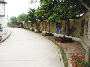 出门怕堵在家无聊 3位老人过节绘制社区百米文