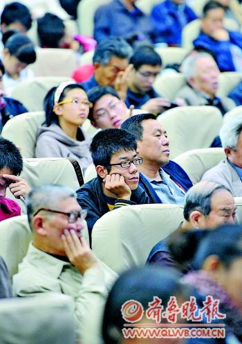 　　现场来了很多人,他们听得特别认真。