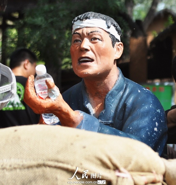 山东景区抗日战士雕塑遭恶搞 长枪被换成塑料