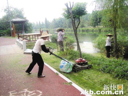 讲述最美环卫工们一线工作 全天保洁疲劳不堪