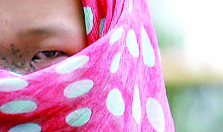 弟弟耍猎枪 68钢珠打姐脸上