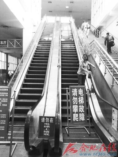 宿州火车站电动扶梯成了摆设