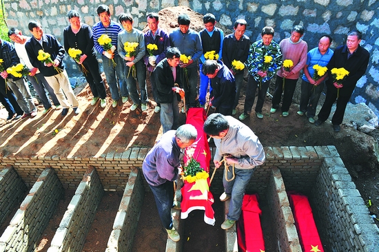 岳西散葬烈士墓被集中安葬(图)