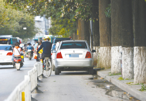 占道停车 ■ 张玉杰