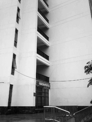 琼州学院三亚校区一大学生跳楼身亡