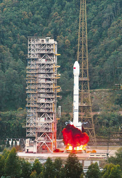 中星十二号卫星升空