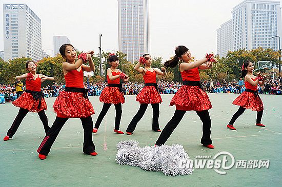 陕西话版江南style舞受追捧 专家建议老年人别