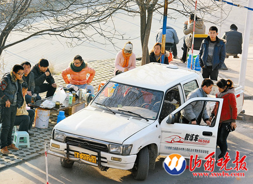 争赶末班车 扎堆考驾照(图)