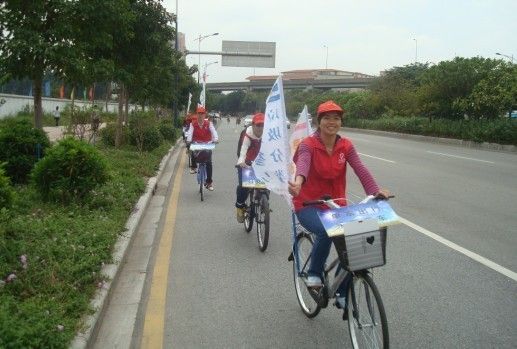 白云区志愿者骑行宣传广州汽车限牌(图)