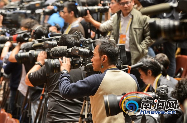 记者节:记者奔忙在十八大会场(图)