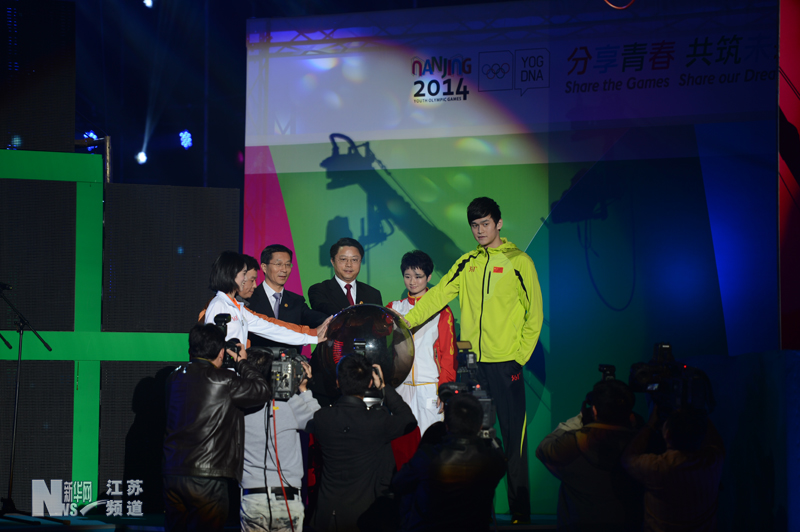 杨卫泽、曹卫星及青少年代表一起上台与奥运冠军代表孙杨等启动