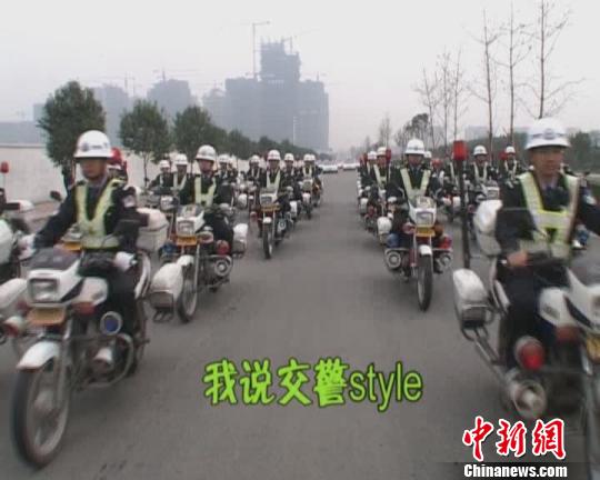 交警style 走红网络 让大家看到不一样的警察