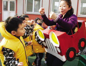 交通安全教育进幼儿园 宝宝模拟上马路(图)