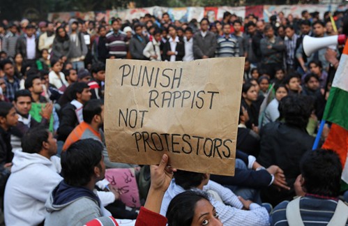 印度一名抗议者手举写有“惩罚强奸犯，而不是抗议者”的标语牌。（资料图）