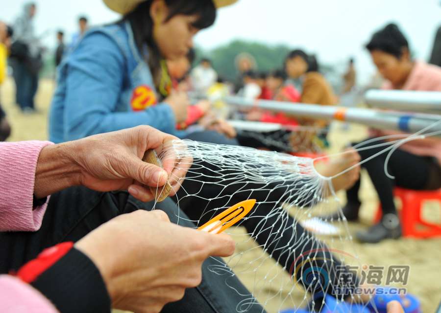 临高举办渔家女织网比赛 百名高手参赛[高清]