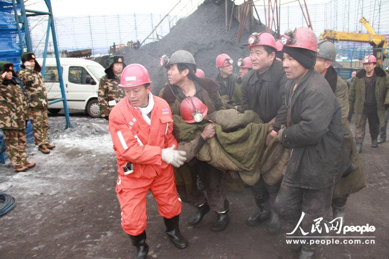 高清:黑龙江七台河煤矿透水事故2人成功升井